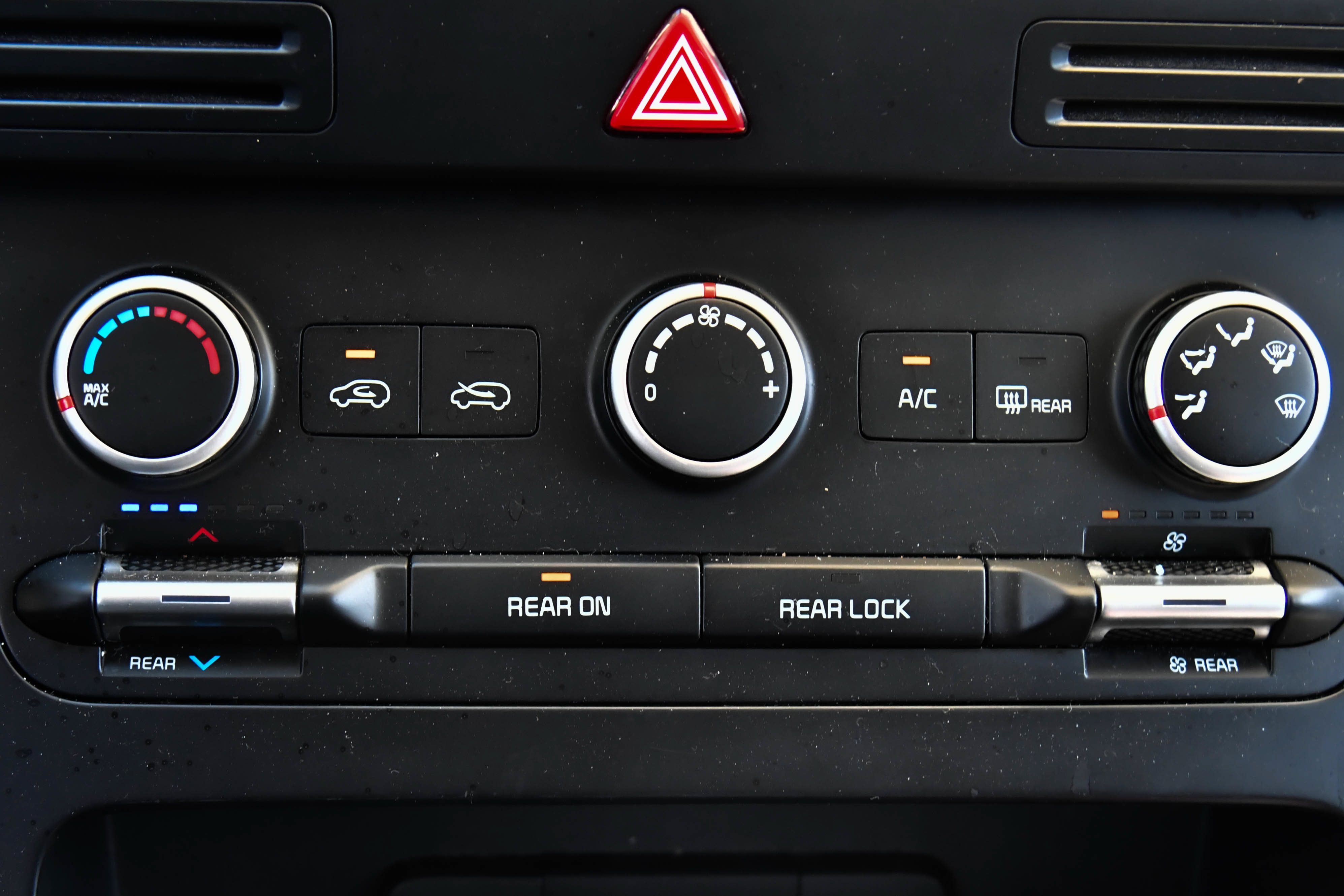 Used 2023 Kia Carnival LX FWD image 24
