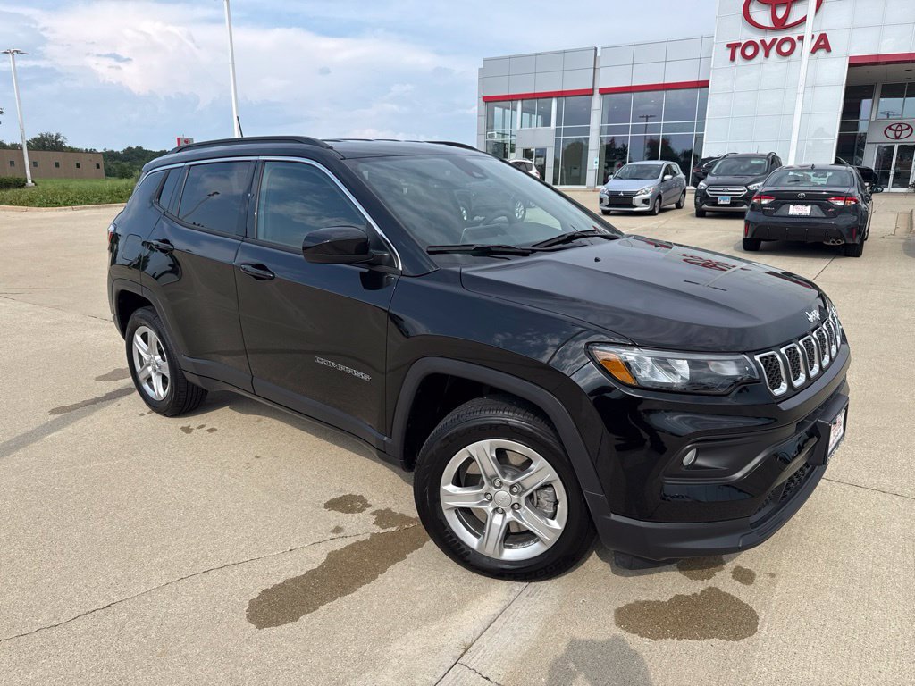 Used 2023 Jeep Compass Latitude w/ Convenience Group AWD/4WD image 2