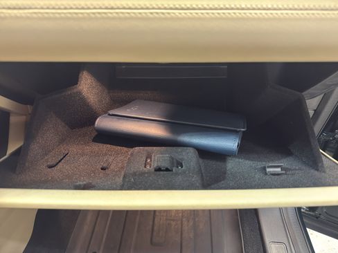 Used 2017 Land Rover Discovery Sport HSE image 25