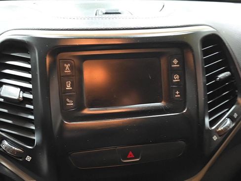 Used 2018 Jeep Cherokee Latitude w/ Cold Weather Group image 14