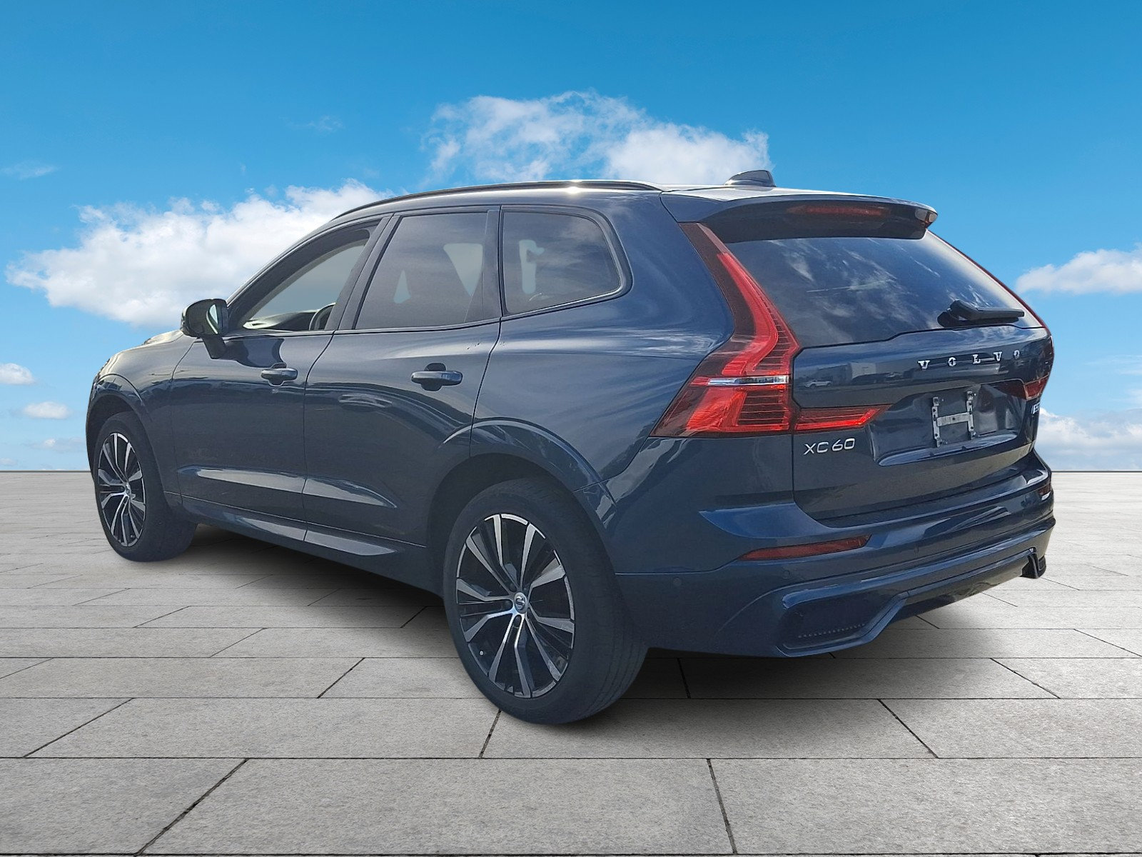 Certified 2024 Volvo XC60 B5 Plus w/ Climate Package AWD/4WD image 4