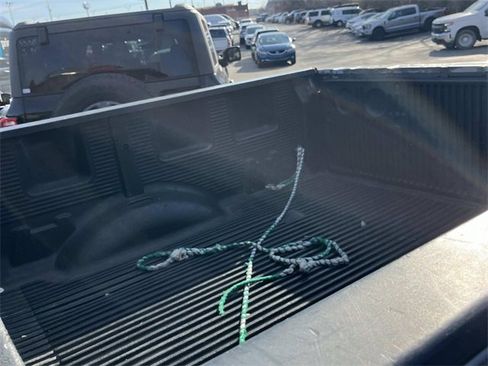 Used 2019 Nissan Titan SV w/ SV Convenience Package image 12