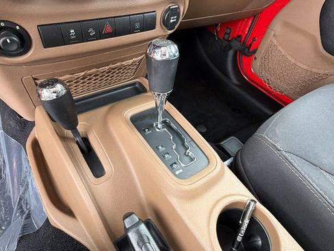 Used 2015 Jeep Wrangler Rubicon w/ Power Convenience Group AWD/4WD image 29