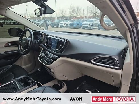 Used 2018 Chrysler Pacifica Touring-L Plus image 31