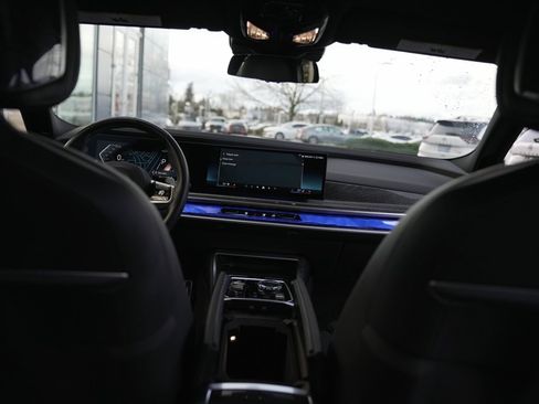 Used 2024 BMW 740i image 14