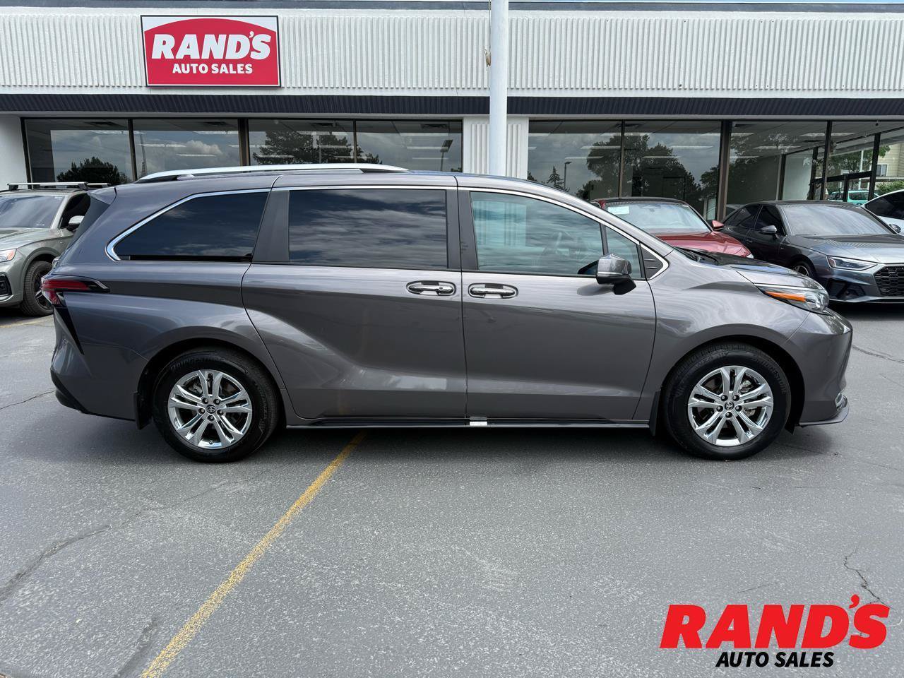 Used 2024 Toyota Sienna Platinum AWD/4WD image 1
