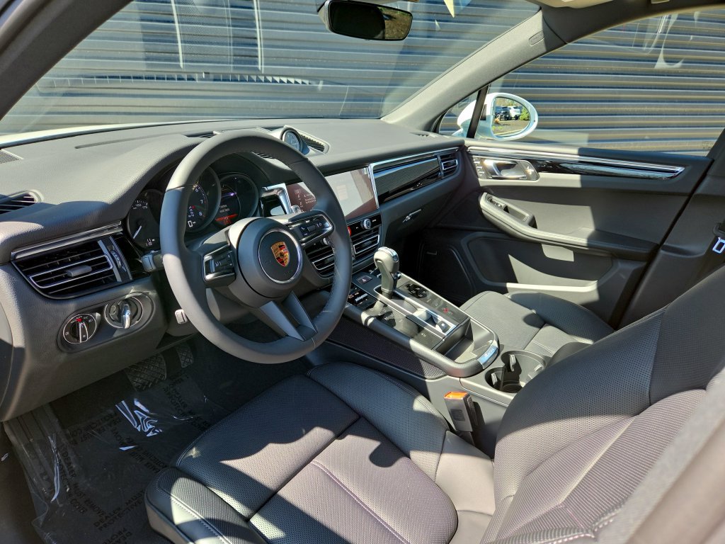 Certified 2026 Porsche Macan AWD/4WD image 7