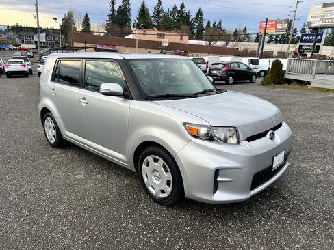 Used 2011 Scion xB Hatchback 4D image 3