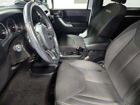 Used 2017 Jeep Wrangler Sahara w/ Connectivity Group AWD/4WD image 9