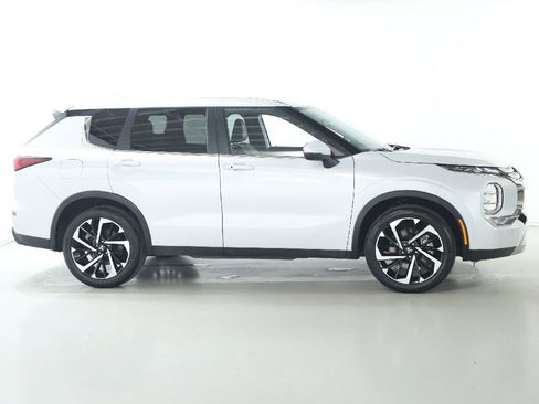 Used 2024 Mitsubishi Outlander SE image 11