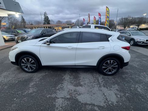 Used 2017 INFINITI QX30 Premium w/ Navigation Package image 9