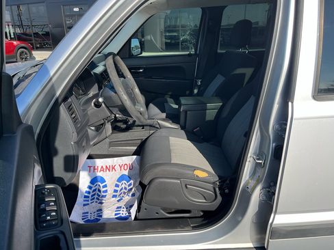 Used 2010 Jeep Liberty Sport image 15