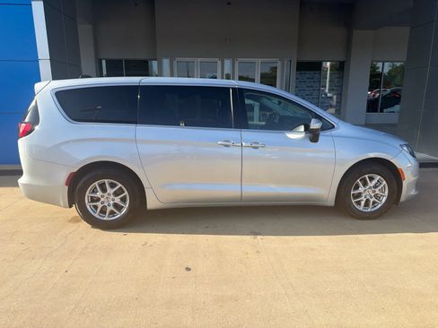 Used 2023 Chrysler Voyager LX FWD image 8