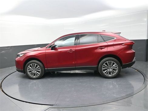 Used 2024 Toyota Venza XLE image 5