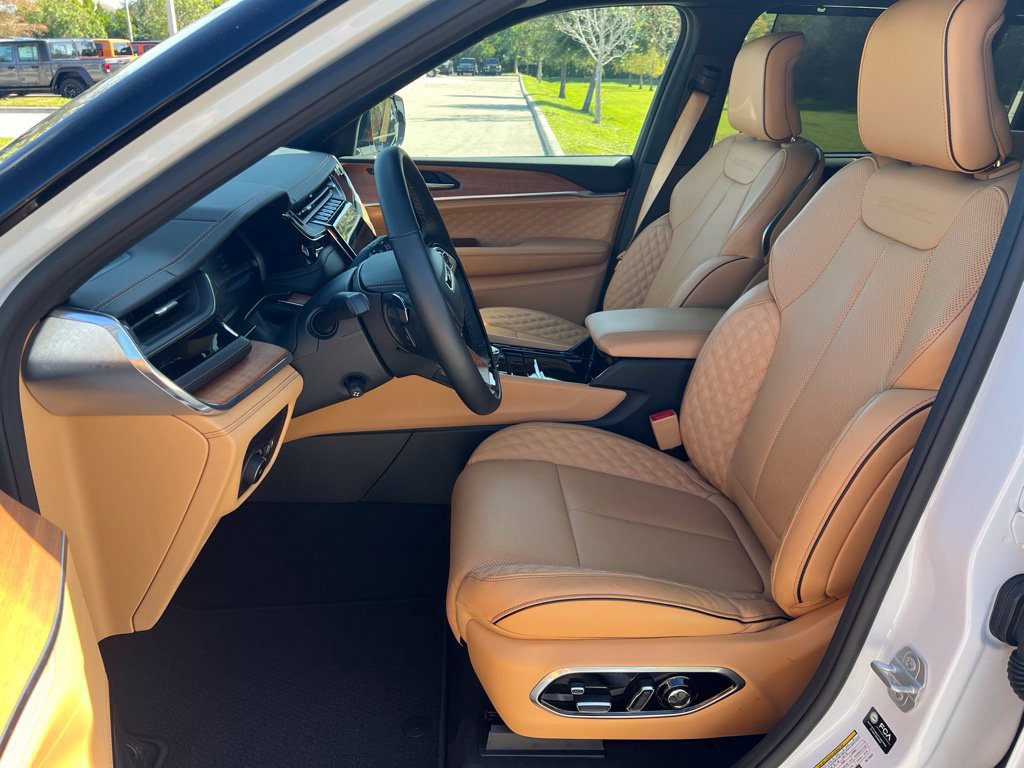 Used 2023 Jeep Grand Cherokee L Summit AWD/4WD image 37