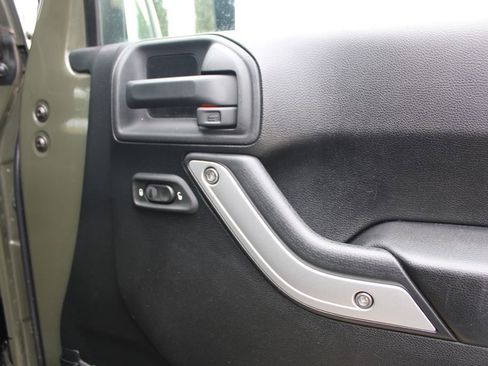 Used 2015 Jeep Wrangler Unlimited Rubicon w/ Connectivity Group image 38