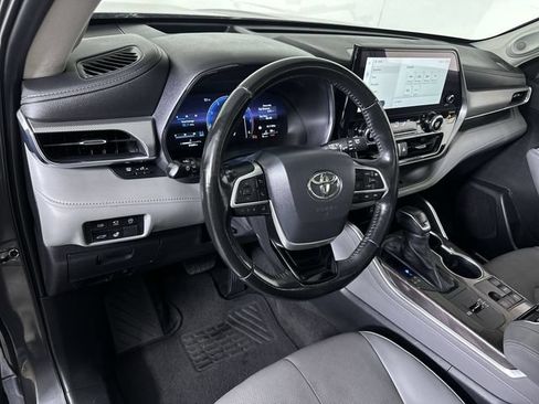 Used 2023 Toyota Highlander Platinum FWD image 10