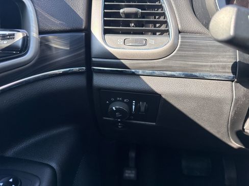 Used 2019 Jeep Grand Cherokee Limited image 24