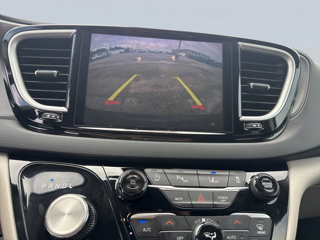 Used 2024 Chrysler Pacifica Touring-L FWD image 24