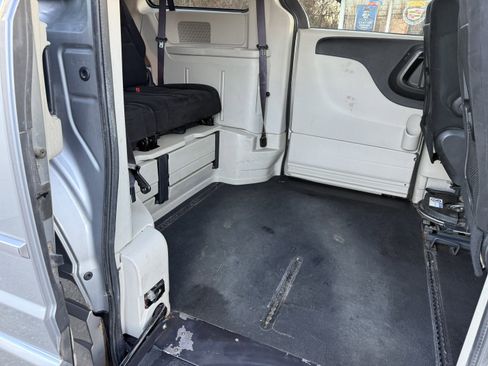 Used 2015 Dodge Grand Caravan SXT image 29