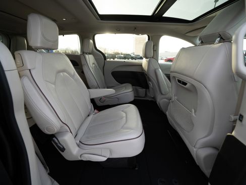 Used 2020 Chrysler Pacifica Limited w/ Advanced Safetytec Group image 25