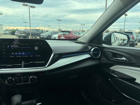 Used 2025 Chevrolet Trax LT image 35