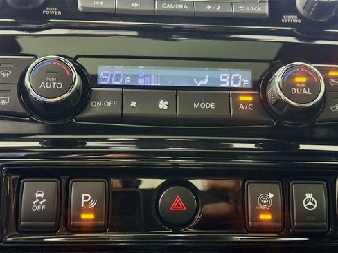 Used 2021 Nissan Titan PRO-4X w/ Pro-4x Convenience Package image 18