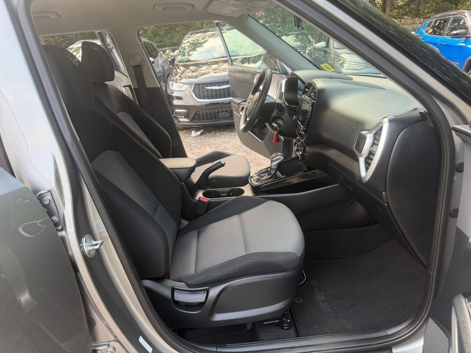 Used 2025 Kia Soul LX w/ LX Technology Package FWD image 34