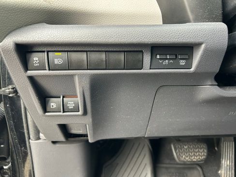 Used 2022 Toyota Sienna XLE image 24