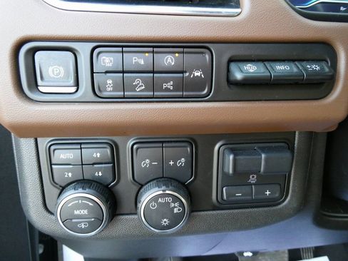 Certified 2024 Chevrolet Suburban High Country w/ Advanced Technology Package image 30