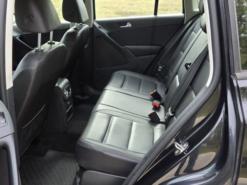 Used 2017 Volkswagen Tiguan S image 17