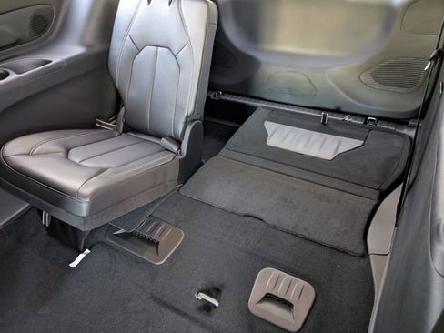 New 2026 Chrysler Pacifica Select FWD image 25