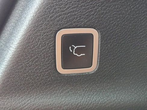 Used 2025 Chrysler Pacifica Limited image 32