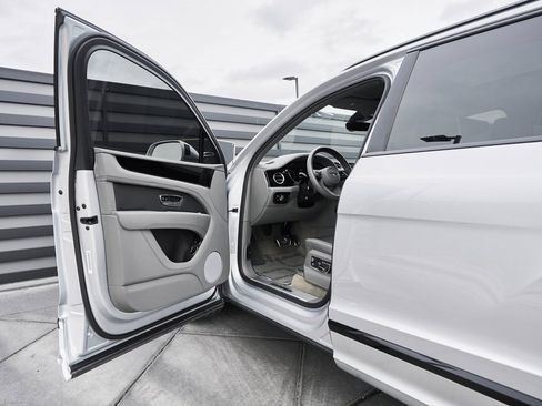 Used 2023 Bentley Bentayga Extended Wheelbase image 28