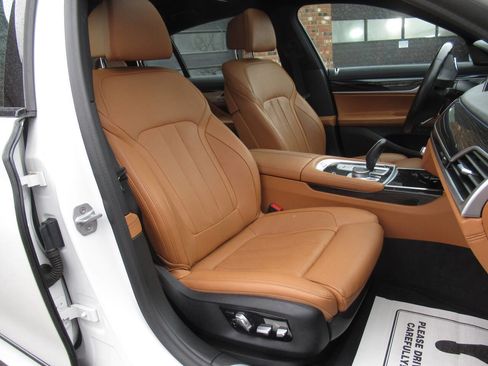 Used 2020 BMW 740i xDrive w/ M Sport Package image 9