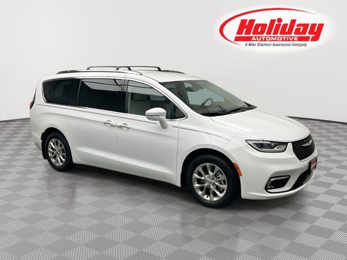 Used 2021 Chrysler Pacifica Touring-L w/ Premium & Safety Sphere Group image 1