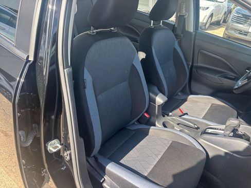 Used 2025 Nissan Versa SV FWD image 33