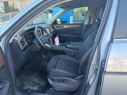 Used 2024 Volkswagen Atlas SE image 2