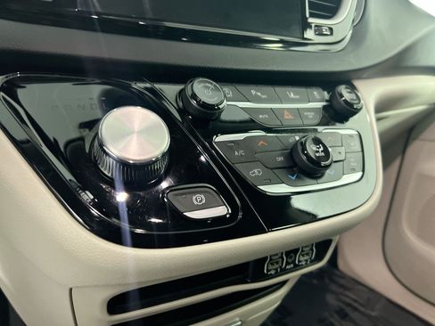 Used 2023 Chrysler Pacifica Touring-L FWD image 24
