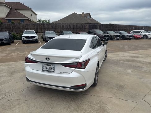 Used 2024 Lexus ES 300h w/ Technology Package image 12