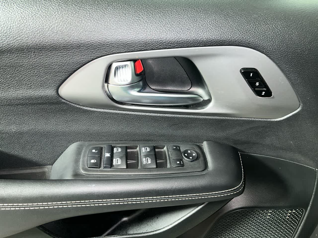 Used 2025 Chrysler Pacifica Select FWD image 13