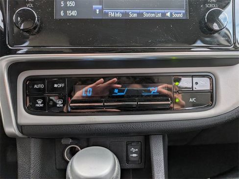 Used 2017 Toyota Corolla LE image 22