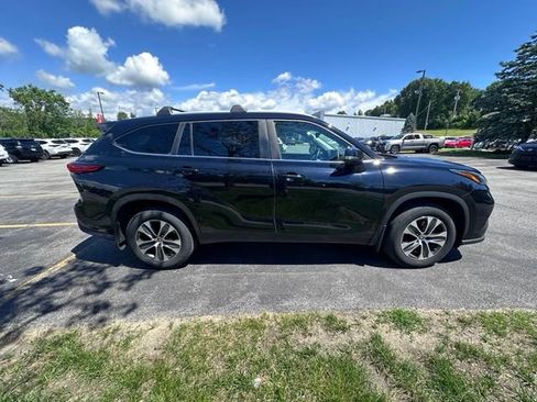 Used 2023 Toyota Highlander XLE AWD/4WD image 2