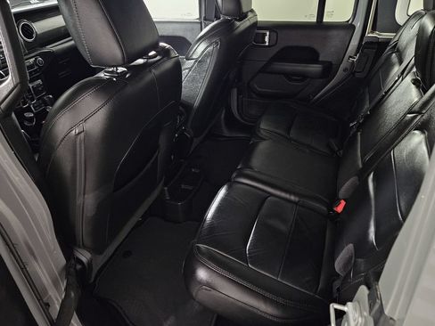 Used 2022 Jeep Wrangler Unlimited Sahara AWD/4WD image 28
