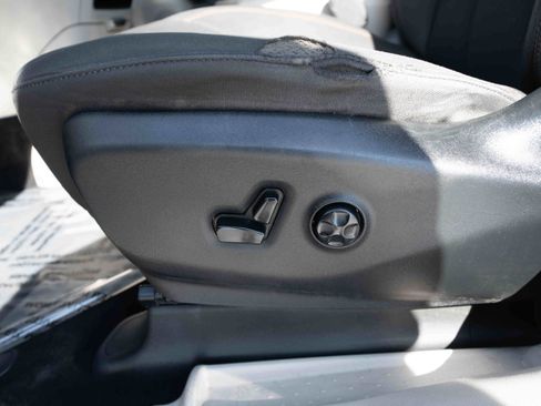 Used 2018 Chrysler Pacifica Touring Plus w/ Tire & Wheel Group FWD image 12