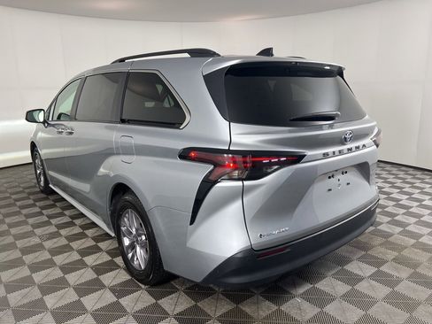 Used 2025 Toyota Sienna XLE image 17