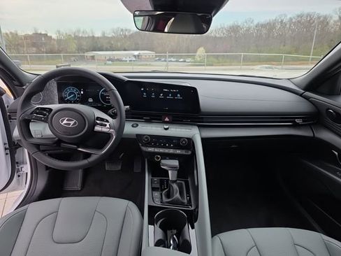 New 2025 Hyundai Elantra Limited image 9