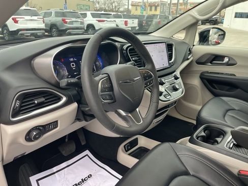 Used 2024 Chrysler Pacifica Touring-L image 15