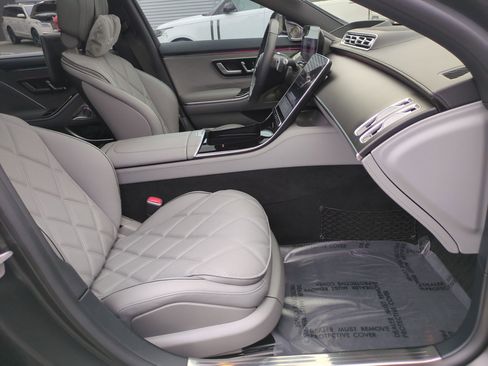 Used 2025 Mercedes-Benz Maybach S 580 4MATIC image 33