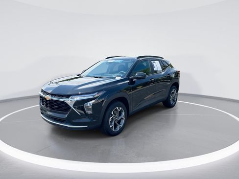 Used 2026 Chevrolet Trax LT FWD image 5